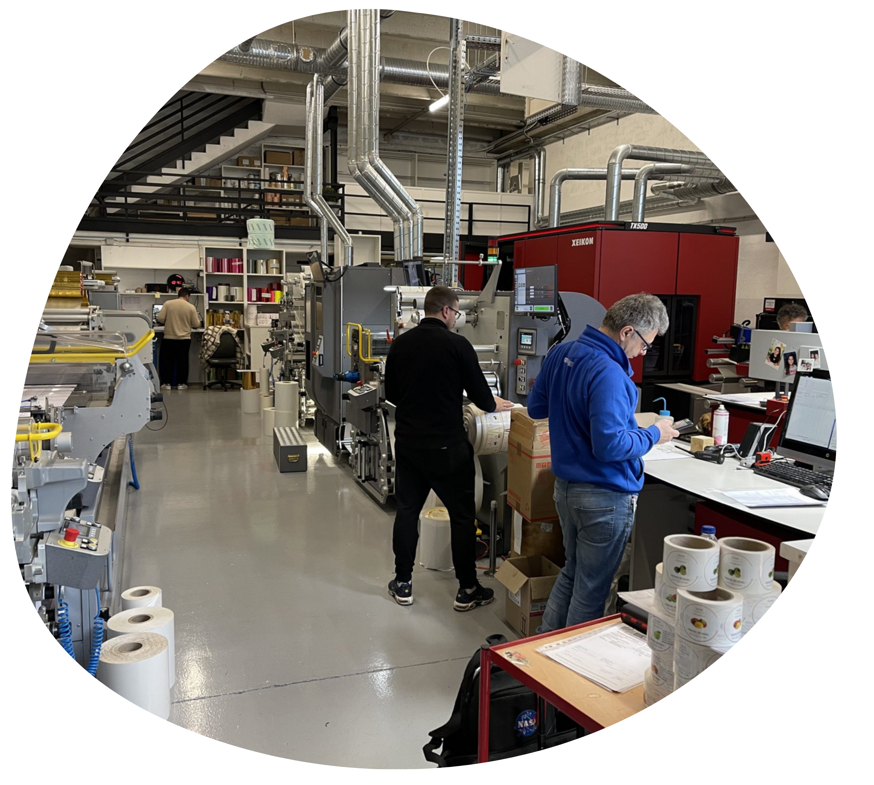 Usine de production pour l'impression et la réalisation d'étiquettes personnalisées